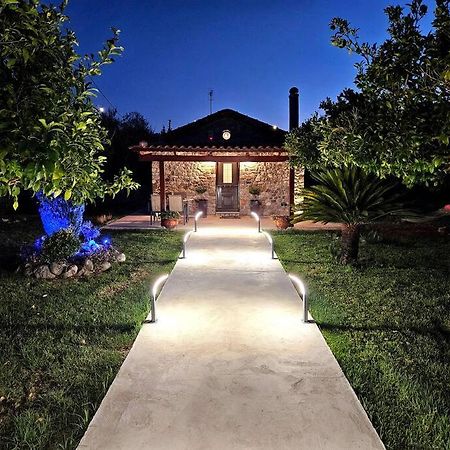 Patras Stonehouse With Large Yard - Πέτρινο Σπίτι Με Αυλή Villa Paralía Eksteriør billede