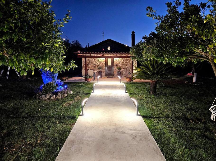 Patras Stonehouse With Large Yard - Πέτρινο Σπίτι Με Αυλή Villa Paralía Eksteriør billede